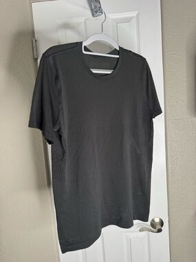 LULULEMON athletica Men's Black Perforated Performance Tee
